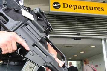 Εντείνονται τα μέτρα ασφαλείας στα βρετανικά αεροδρόμια