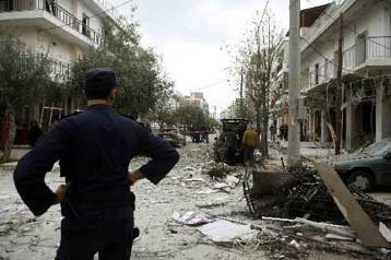 Ζημιές από έκρηξη βόμβας στη λεωφόρο Θησέως στην Καλλιθέα