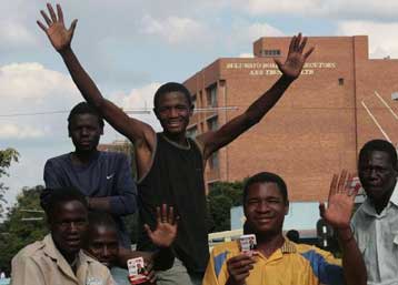 Επιβεβαιώθηκε με την ανακαταμέτρηση των ψήφων η νίκη της αντιπολίτευσης στη Ζιμπάμπουε