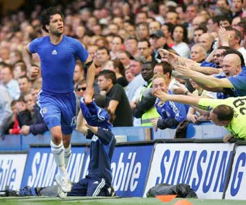 Η Τσέλσι «έπιασε» την Μάντσεστερ Γιουνάιντεντ στην κορυφή, σκόραρε ο Stelios