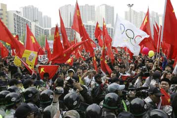 Επεισόδια και συγκρούσεις στη Ν.Κορέα με φόντο τη Λαμπαδηδρομία