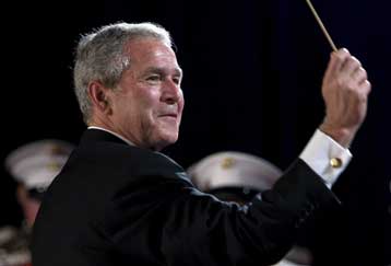 «Ρεσιτάλ» Μπους με αστεία και αιχμές στο τελευταίο του δείπνο με τους δημοσιογράφους