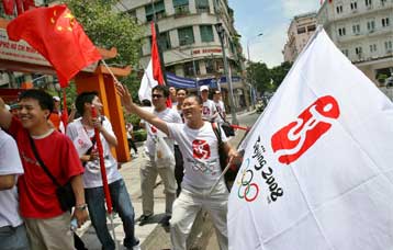 Στο Βιετνάμ η Φλόγα, λίγο πριν αναχωρήσει για την Κίνα