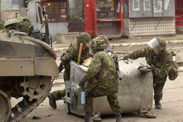 Ενισχύσεις για τη NATOϊκή δύναμη στο Κόσοβο αποστέλλει η Βρετανία