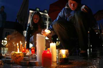 Ολονυχτία με κεριά για όσα συνέβαιναν στο «σπίτι του τρόμου» στην Αυστρία