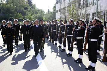 Υπό εξέταση το θέμα της στράτευσης στα 18, δηλώνει ο Ευ.Μεϊμαράκης