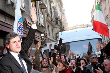 Όπλα στα χέρια της δημοτικής αστυνομίας θέλει να δώσει ο Τζιάνι Αλεμάνο