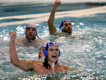 Την… έσπασε στον Ολυμπιακό ο Εθνικός, μειώνοντας σε 2-1 στις νίκες