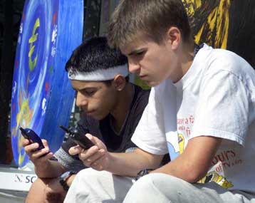 Νέα έρευνα ενοχοποιεί τη χρήση των κινητών από τις εγκύους