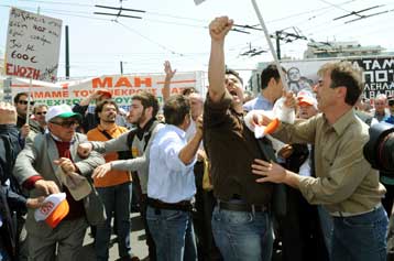 Κόντρα ΠΑΣΚΕ – ΣΥΡΙΖΑ για τα γεγονότα στη συγκέντρωση της Πρωτομαγιάς