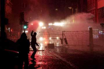 Οδομαχίες, εμπρησμοί και συλλήψεις στο Αμβούργο