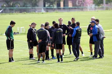 «Ξεχάστε τον Παναθηναϊκό» είπε ο Κωστένογλου στους παίκτες της ΑΕΚ