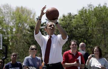 Για «καουμπόικη διπλωματία αλά Μπους» κατηγορεί την Χίλαρι ο Ομπάμα