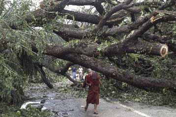 Σε 10.000 υπολογίζονται οι νεκροί από τον κυκλώνα Ναργκίς στη Μιανμάρ