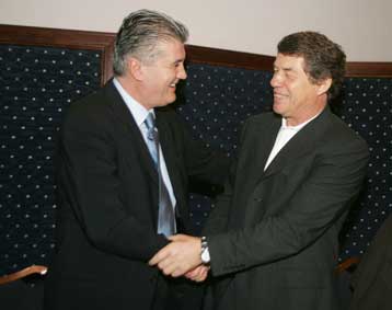 Ο Ρεχάγκελ προπονητής της Εθνικής Ελλάδας  και με υπογραφή