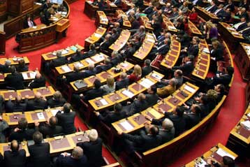 Σκληρή αντιπαράθεση στη Βουλή για την ακρίβεια και την πώληση του ΟΤΕ