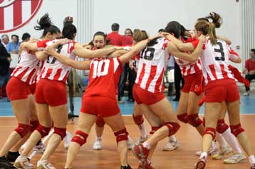 Σε απολογία κλήθηκε ο Ολυμπιακός για τα αντικείμενα στου Ρέντη