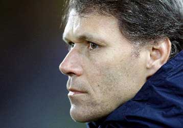 Ο Μάρκο φαν Μπάστεν ανακοίνωσε τους «30» για το Euro 2008