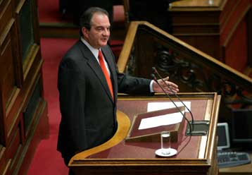 Φτώχεια και πώληση του ΟΤΕ στο επίκεντρο της κριτικής της αντιπολίτευσης