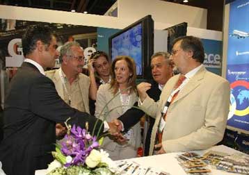 Νέα δρομολόγια προς Ελλάδα υποσχέθηκε ο πρόεδρος της Emirates Airlines