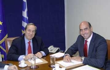 Παράνομη η εξαίρεση των νεοπροσληφθέντων σε ΟΛΠ-ΟΛΘ από την ΣΣΕ, τονίζει το ΠΑΣΟΚ