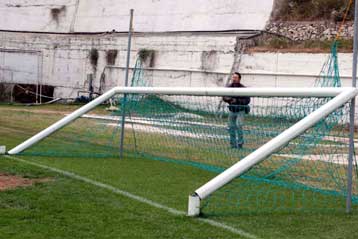 Έκοψαν τα… δοκάρια στην Ηλιούπολη, αναβλήθηκε το ντέρμπι κορυφής