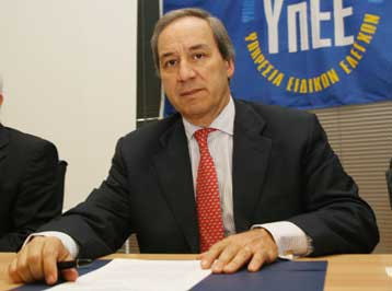 «Χειρόφρενο» στην ανάπτυξη βλέπουν οι FT – «Μας αδικείτε» απαντά ο Γ.Αλογοσκούφης