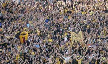 «Εν θερμώ» υποδοχή της αποστολής της ΑΕΚ από τους οπαδούς