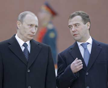 Από τη θέση του πρωθυπουργού ο Πούτιν στο «τιμόνι» της Ρωσίας