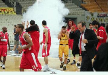 Πρόστιμα και αποκλεισμό έδρας σε Μαρούσι και ΑΕΚ για τα επεισόδια των οπαδών τους