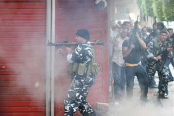 Σφοδρές οδομαχίες με νεκρούς συγκλονίζουν τη Βηρυττό