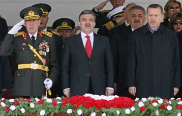 Μας κάνει ζημιά η δικαστική περιπέτεια με το κόμμα του Ερντογάν, λέει ο Γκιουλ