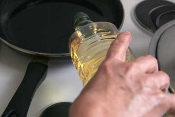 Παρέμβαση εισαγγελέα για το μολυσμένο ηλιέλαιο που κατέληξε στην αγορά