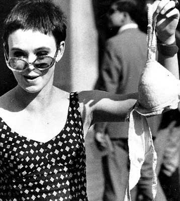 Το στέμμα των καλλιστείων πυροδοτεί το φεμινιστικό κίνημα