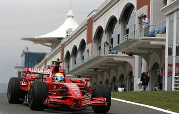 Επίδειξη δύναμης της Ferrari στα ελεύθερα δοκιμαστικά στη Κωνσταντινούπολη