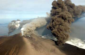 Ποτάμι λάβας ξεχύνεται από την Αίτνα, χωρίς να απειλεί ανθρώπους