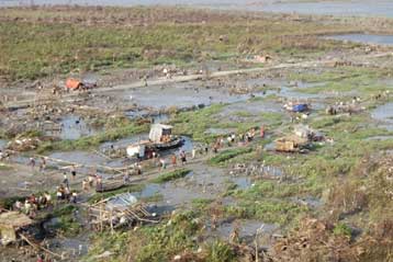 Μετράει ψήφους, αντί να μοιράζει βοήθεια η Χούντα της Μιανμάρ