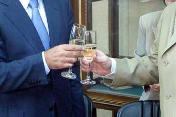 Ανακαινίσεις υπουργείων, δεξιώσεις και ταξίδια κόστους 38 εκατ. ευρώ