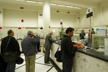 «Σφικτή» πολιτική στις χορηγήσεις δανείων από τις τράπεζες εν μέσω κρίσης στις αγορές