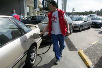 «Μάχη» για τη βενζίνη στα λίγα πρατήρια που ανεφοδιάστηκαν