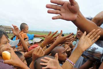 Απελπισία στη Μιανμάρ, ασθένειες και λιμός απειλούν τους επιζώντες