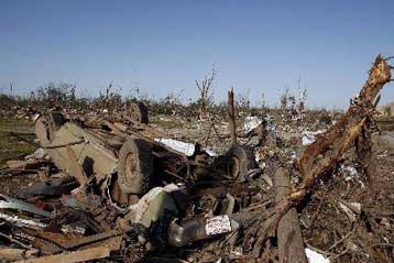 Επιχείρηση για την αρωγή των θυμάτων από τους ανεμοστρόβιλους στις ΗΠΑ