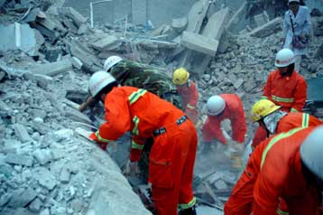 Δεκάδες χιλιάδες νεκροί και εγκλωβισμένοι από τον φονικό σεισμό στην Κίνα