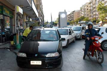 Παρατείνεται η «μάχη» για λίγα λίτρα βενζίνης