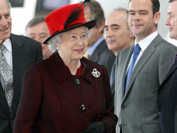 Στην Τουρκία η βασίλισσα Ελισάβετ με τη μάχη της μαντήλας να μαίνεται