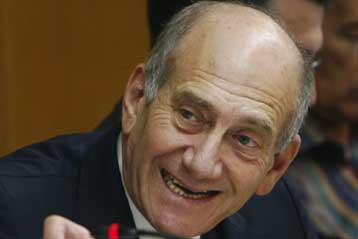 Έφοδοι και κατασχέσεις για την υπόθεση διαφθοράς που απειλεί τον Εχούντ Ολμέρτ