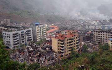 Με τη βροχή και τα ερείπια παλεύουν τα σωστικά συνεργεία στην Κίνα