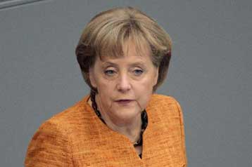 Διά της… εις άτοπον απαγωγής ο Τσάβες συνδέει την Ανγκελα Μέρκελ με τον Χίτλερ