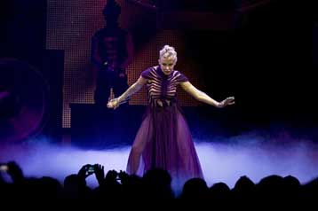 Η Κάιλι Μινόγκ για πρώτη φορά στην Αθήνα και το Terra Vibe στις 22 Μαΐου