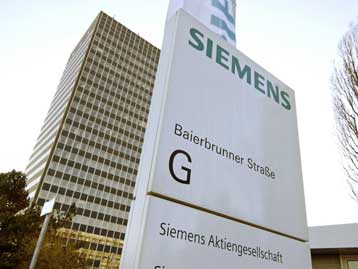 Στο στόχαστρο των Αρχών δέκα κωδικοί που συνδέονται με τα «μαύρα» ταμεία της Siemens